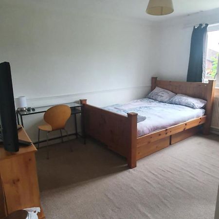 Spacious And Serene Stay Near Milton Keynes Centre Willen Quarto foto