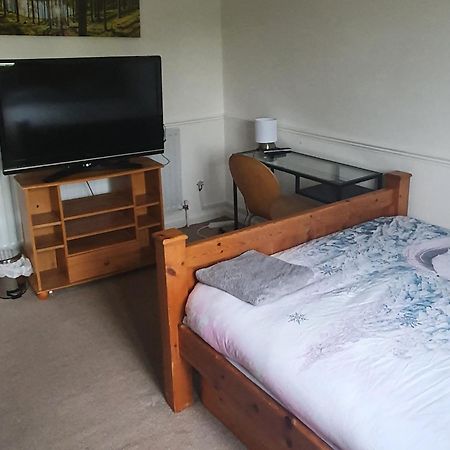 Spacious And Serene Stay Near Milton Keynes Centre Willen Quarto foto